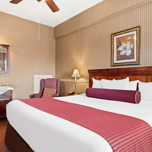 جناح بسرير كينج بجاكوزي، Genetti Hotel SureStay Collection By Best Western 1/8