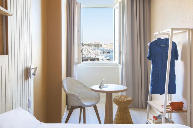 غرفة عائلية بسرير كوين مع أريكة، Life Hotel Marseille 6/6