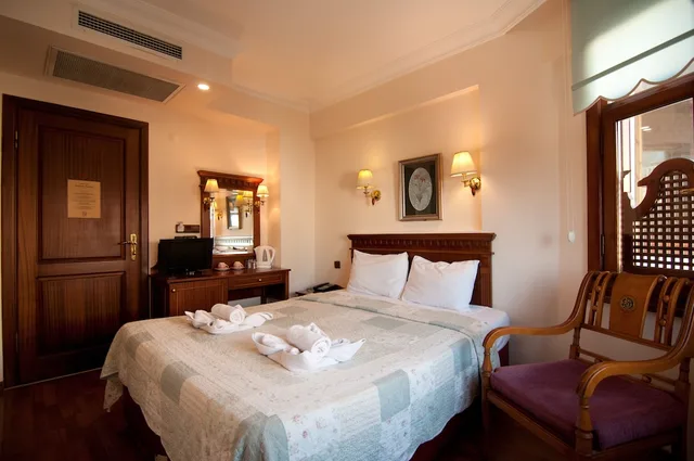 غرفة بسرير كوين بإطلالة على البحر، Emine Sultan Hotel 1/3