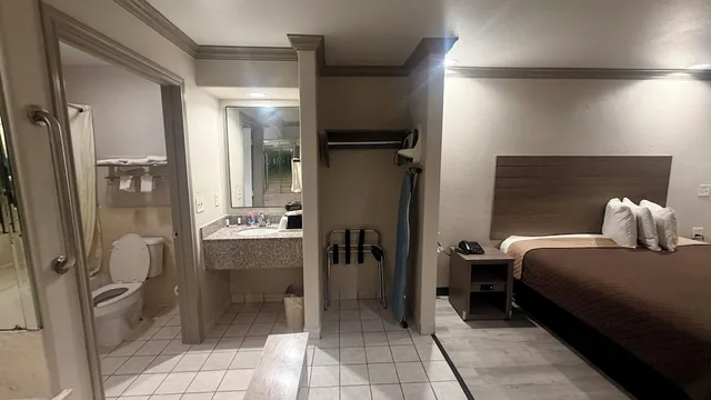 جناح بسرير كينج بحوض جاكوزي، Luxury Inn & Suites Liberty 6/9