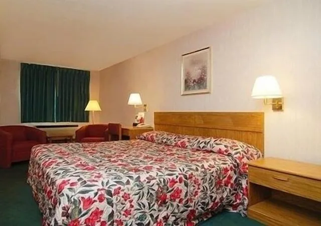 غرفة قياسية بسرير كينج، Econo Lodge Lanett, AL 3/3