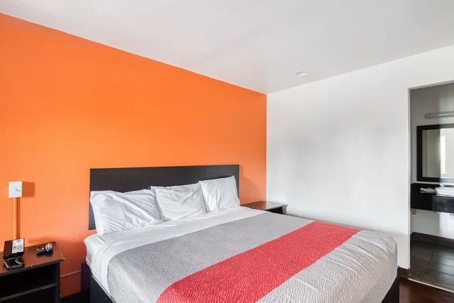 غرفة بسرير كينج، OYO Hotel Baton Rouge East I-12 Louisiana 4/6