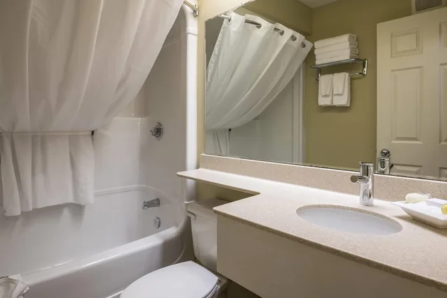 غرفة قياسية بسرير كوين مع أريكة في الطابق الأرضي، Amsterdam Inn & Suites Moncton 4/4