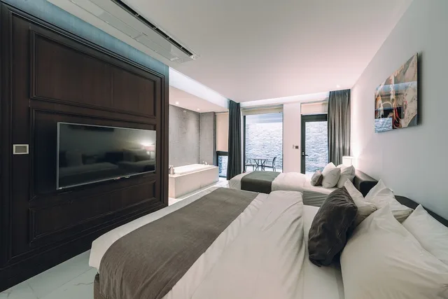 Garden, Family, 1 Queen and 1 Single Bed، The Classic Hotel 2/4