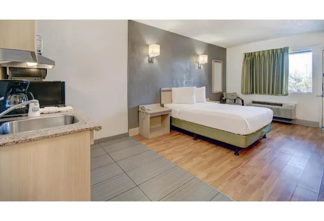 غرفة بسرير كوين بمطبخ لغير المدخنين، Studio6 Tucson, AZ - Irvington Road 5/7