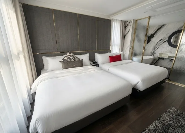 غرفة بسرير مزدوج وسرير فردي، Hotel The May Jongno 7/10