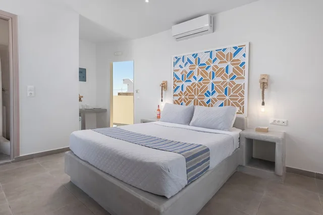 غرفة شهر العسل بسرير مزدوج بإطلالة على البحر، Gizis Cliffside Suites 1/8