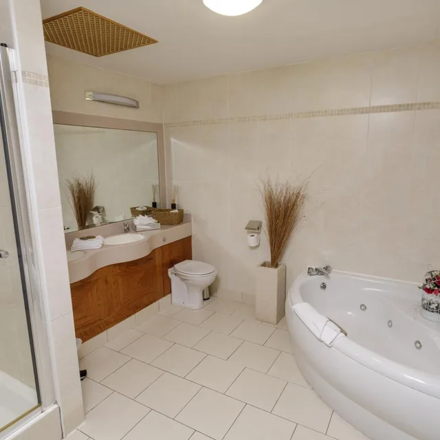 جناح جونيور، Great National Hamlet Court Hotel 2/2