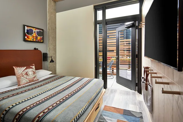 غرفة بسرير كينج بشرفة، Moxy Columbus Short North 1/2
