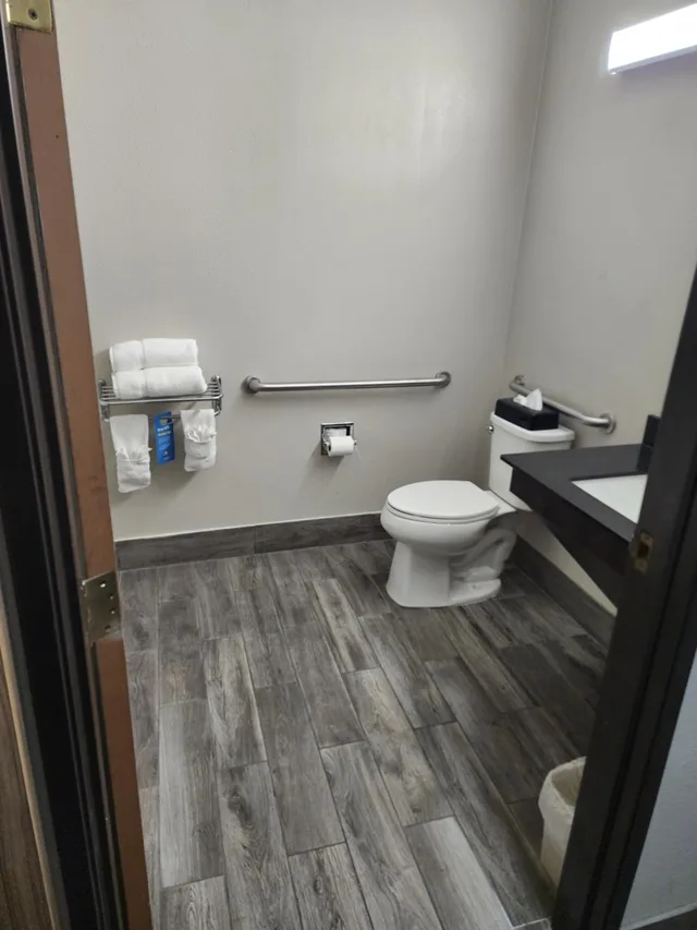 غرفة بسرير كينج بحوض استحمام لذوي الإعاقة، Days Inn & Suites by Wyndham Tucson/Marana 5/7