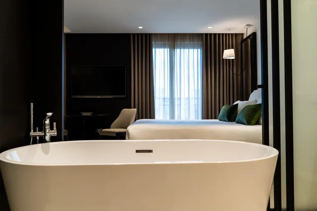 جناح جونيور، Valentina Hotel 5/8