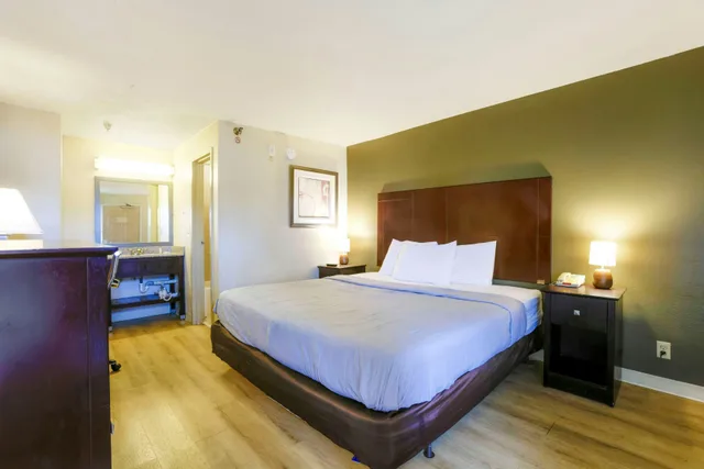 غرفة بسرير كينج، Copley Inn & Suites By OYO Akron OH 1/4