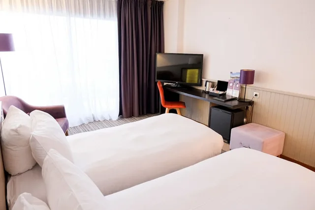 غرفة كلاسيكية بسريرين منفصلين بإطلالة على المسبح، Thalazur Antibes - Hotel & Spa 3/5