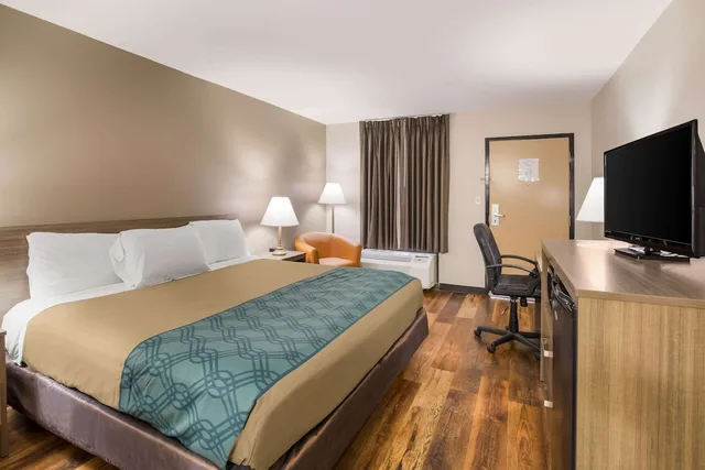غرفة بسرير كينج للمدخنين لذوي الإعاقة، Econo Lodge Hendersonville 2/3
