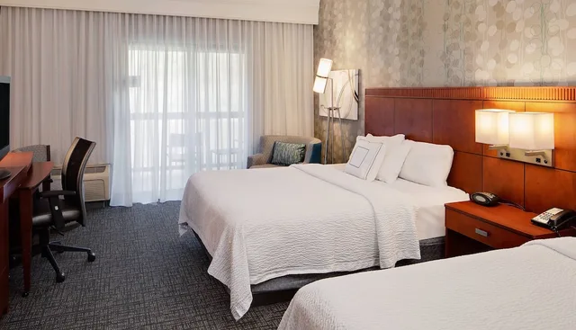 غرفة بسريرين كوين بشرفة مع أريكة، Courtyard by Marriott West Homestead Waterfront 2/4