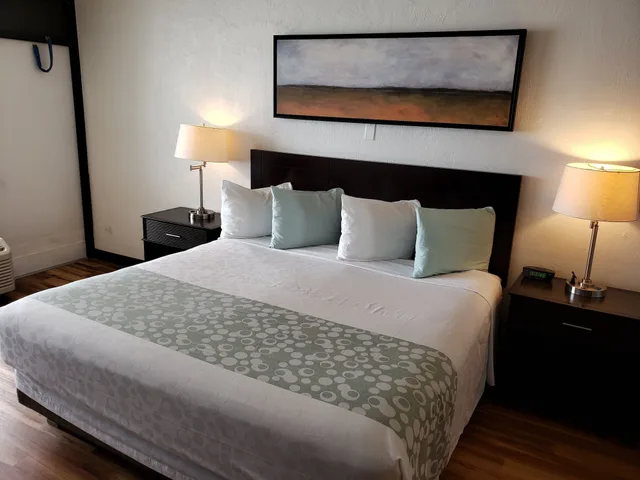 غرفة بسرير كينج بإطلالة جزئية على البحر بمطبخ صغير، Flamingo Inn 4/10