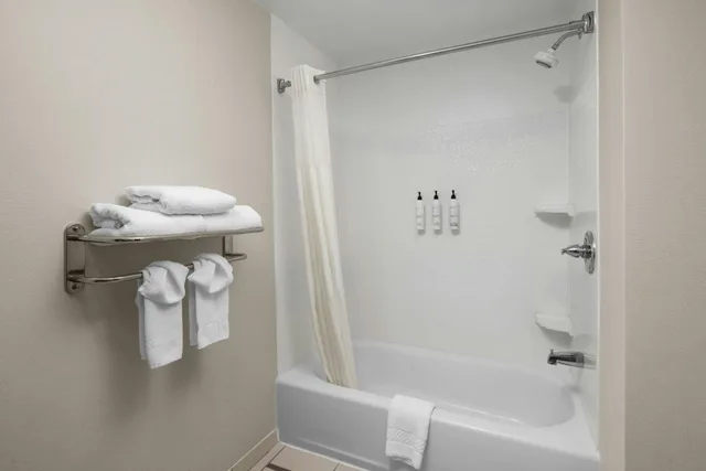 جناح بسريرين كوين بغرفة نوم واحدة مع أريكة، Fairfield Inn Suites By Marriott Olean 3/4