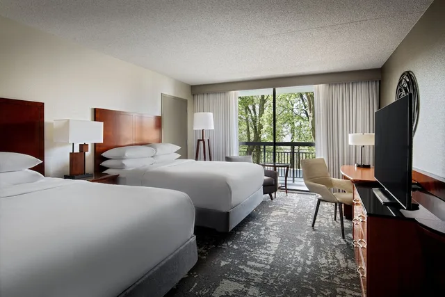 غرفة بسريرين كوين بشرفة، Marriott Park Ridge 1/2