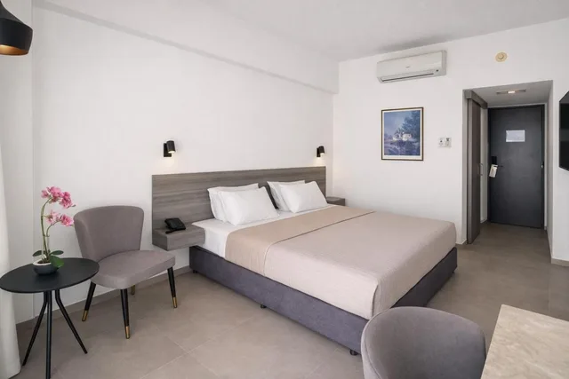 غرفة مفردة بإطلالة على البحر، Navarria Hotel 7/11