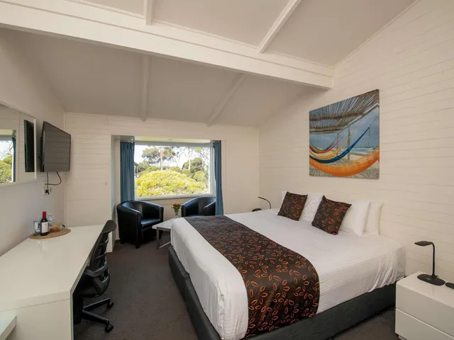 غرفة سوبيريور بسرير كينج وسرير كوين بإطلالة على المسبح، Mercure Kangaroo Island Lodge 1/8