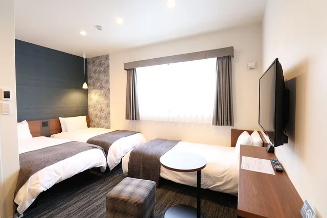 غرفة بسريرين منفصلين مع أريكة، M's Hotel Nijojo Oike 1/6