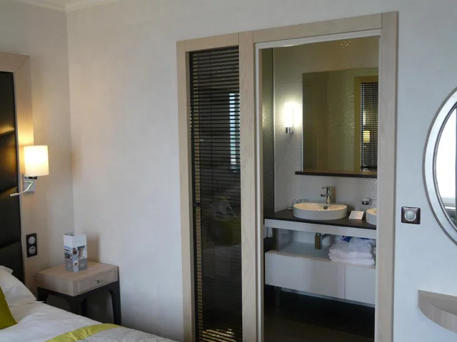 غرفة كلاسيكية بسرير كينج بإطلالة على المدينة، Le Grand Hotel Des Thermes 10/10