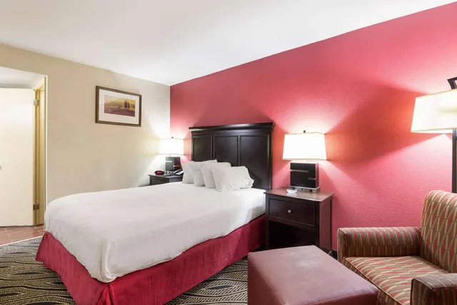 غرفة بسرير كوين بحوض استحمام لذوي الإعاقة، Best Western Braddock Inn 3/6