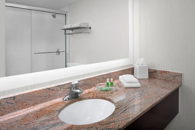 غرفة قياسية بسريرين كوين، Holiday Inn Hasbrouck Heights Hotel 2/4