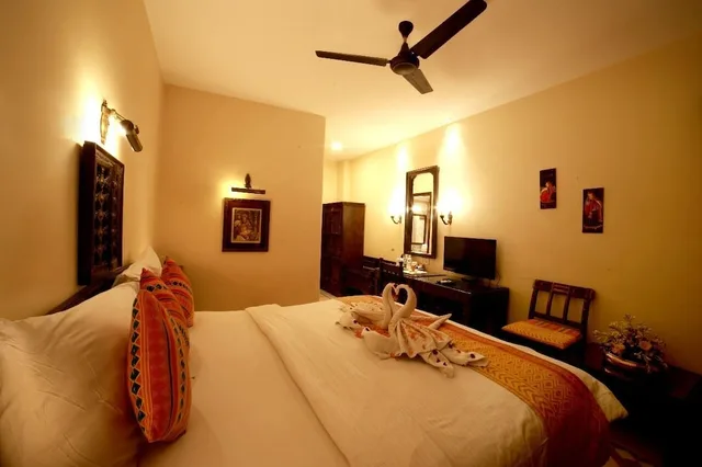Deluxe, Queen Bed, PALACE ON GANGES 9/10