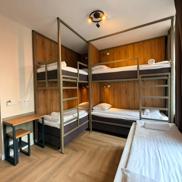 غرفة عائلية، Continental Hotel 1/9