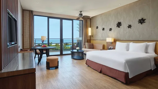 غرفة قياسية بسرير كينج بإطلالة على البحر للمدخنين، Crowne Plaza Hailing Island 1/6
