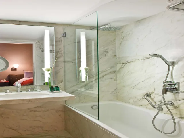 غرفة سوبيريور بسرير كينج بشرفة، Sofitel Abidjan Hotel Ivoire 6/8