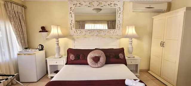 Superior, King Bed, Pool Side، La Barune Guest House 3/3