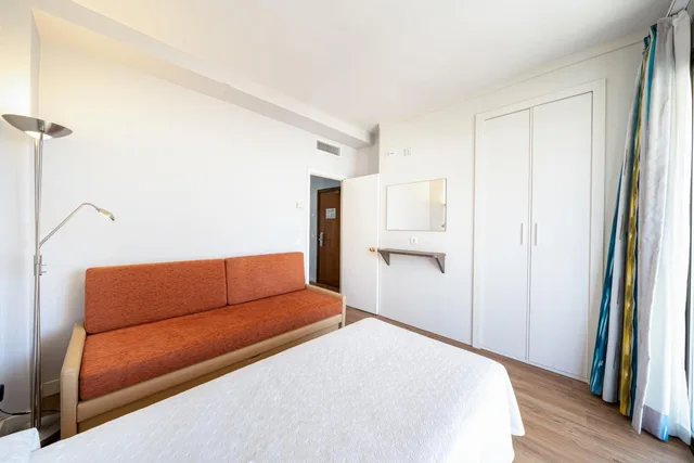 غرفة عائلية بسرير فردي بإطلالة على البحر، Hotel Seramar Comodoro Playa 6/10