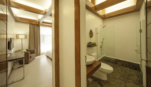 شقة ديلوكس بسرير كوين وسرير فردي بإطلالة على المسبح بغرفتي نوم، Vida Homes Condo Resort 9/9