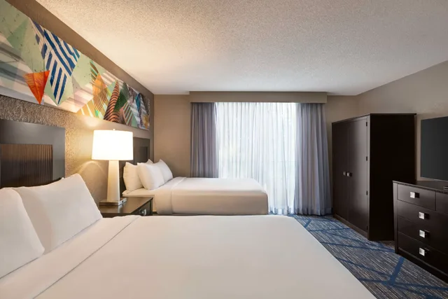 جناح بريميوم بسريرين كوين بغرفتين، Embassy Suites by Hilton Miami International Airport 1/4