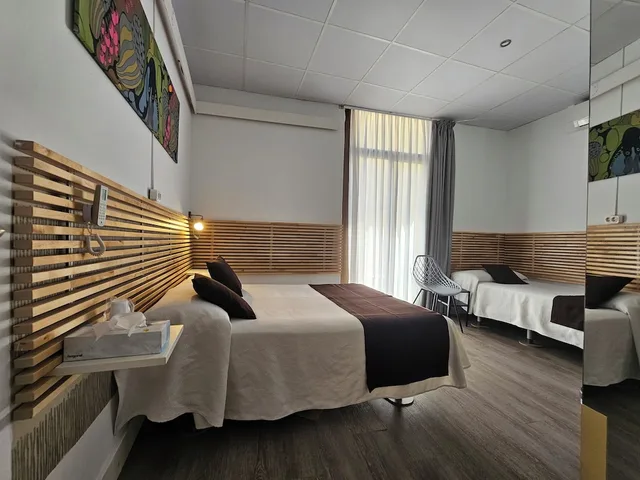 Room, Triple, 1 Double and 1 Single Bed, Private Balcony, Bathtub، Hotel Palermo 4/6