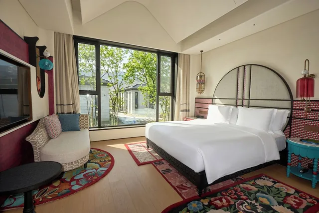 جناح بسرير كينج بغرفة نوم واحدة مع أريكة، Hotel Indigo Sayram Lake by IHG 2/3