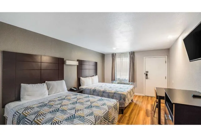 2 Queen Beds Non-Smoking, Micfridge، Motel6 Dallas, TX 1/9