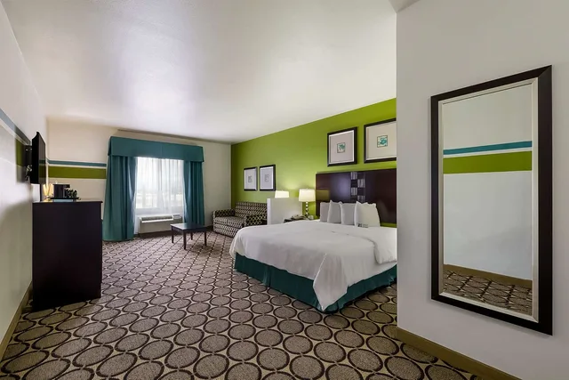 جناح بسرير كينج بحوض استحمام لذوي الإعاقة، Best Western Douglas Inn & Suites 1/3