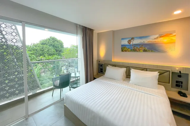 غرفة ديلوكس بسرير كينج بإطلالة على المدينة بشرفة، Clarian Hotel Beach Patong 1/10