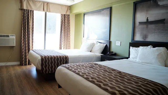 غرفة ديلوكس بسريرين كوين، Red Maple Inn And Suites 1/3