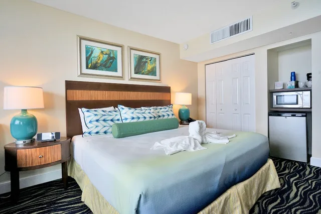 Standard, King Bed, Intracoastal View, Sofa، Hollywood Beach Tower 2/6