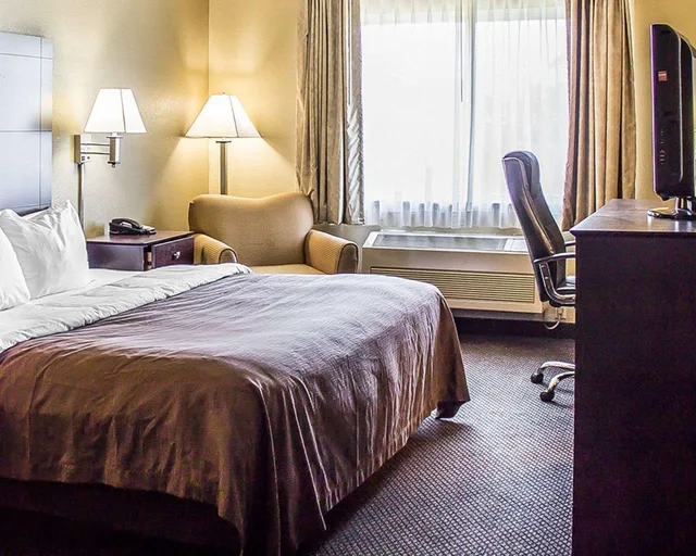 غرفة بسرير كينج، Quality Inn and Suites Sturgeon Bay WI 1/1