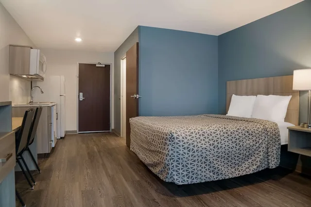 جناح بسرير كوين مع أريكة، Woodspring Suites Detroit Sterling Heights 2/7