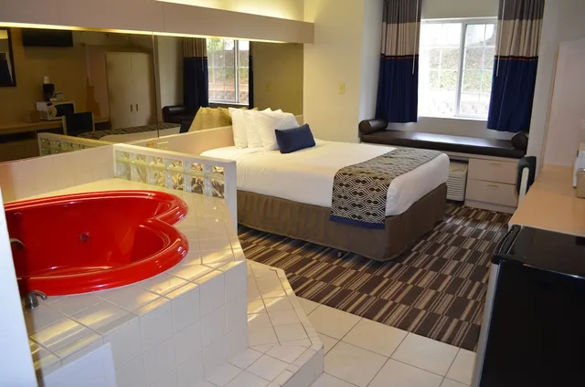 جناح بسرير كوين بجاكوزي، Microtel Inn &amp; Suites by Wyndham Union City/Atlanta Airport 2/2