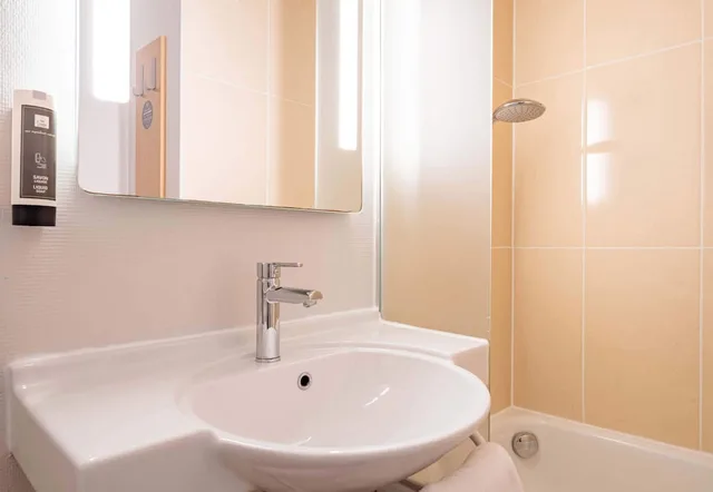 غرفة قياسية رباعية بسرير مزدوج وسريرين منفصلين، B&B HOTEL Boulogne-sur-Mer Saint-Martin 6/7