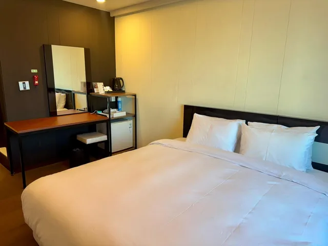 Inner, Queen Bed، The Riverside Hotel 1/1