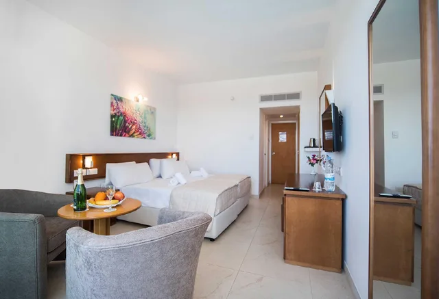 غرفة بسرير مزدوج بإطلالة على المسبح بشرفة، Avlida Hotel 1/1