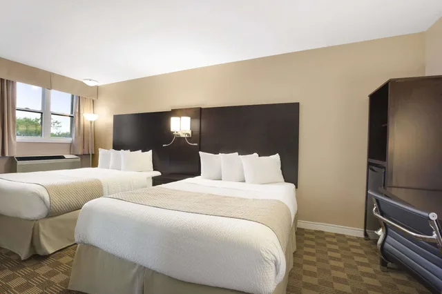 Room, 2 Queen Beds, Days Inn & Suites by Wyndham North Bay Downtown 2/3